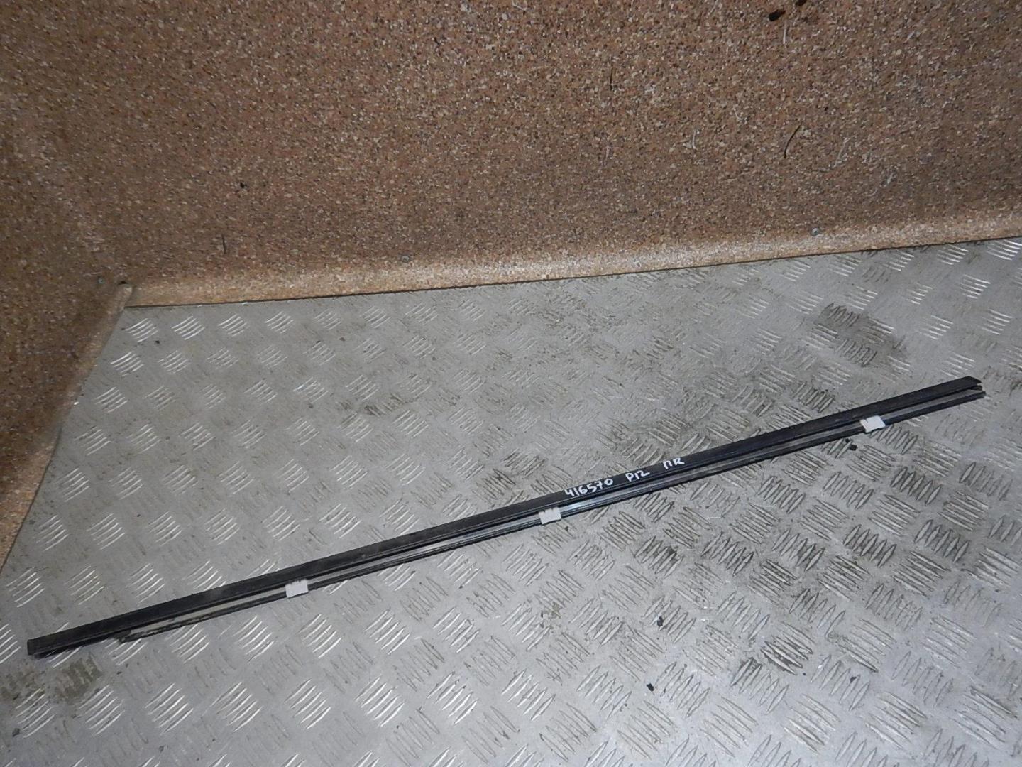 Накладка стекла переднего правого