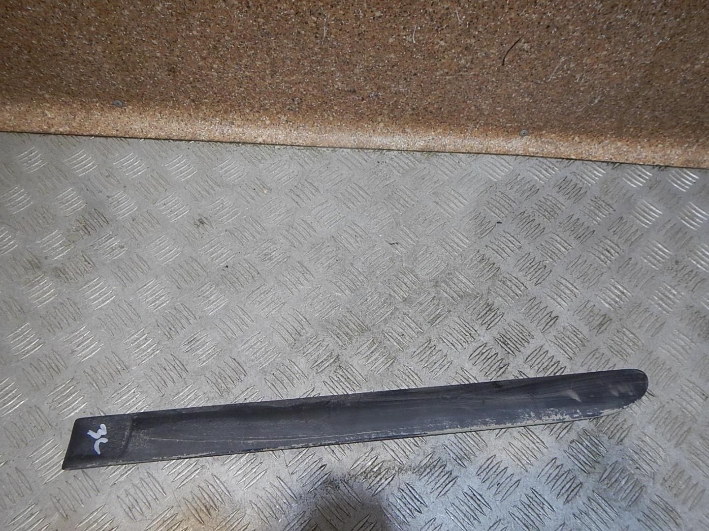 Молдинг задней левой двери