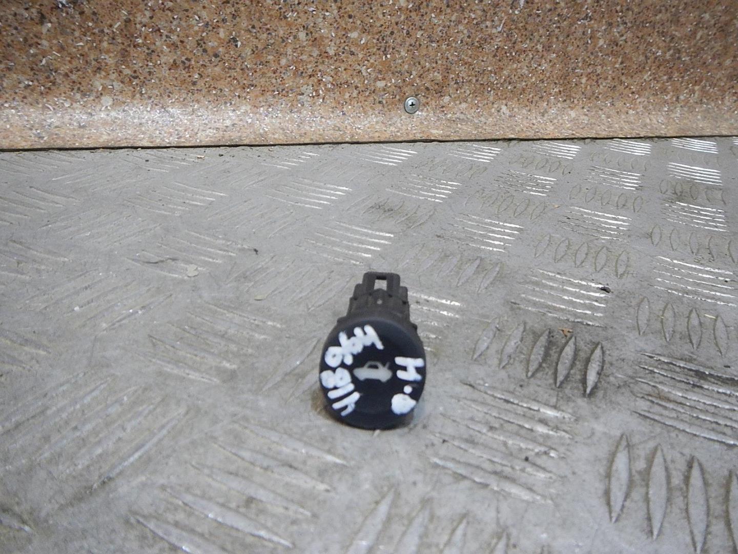 Кнопка открывания багажника