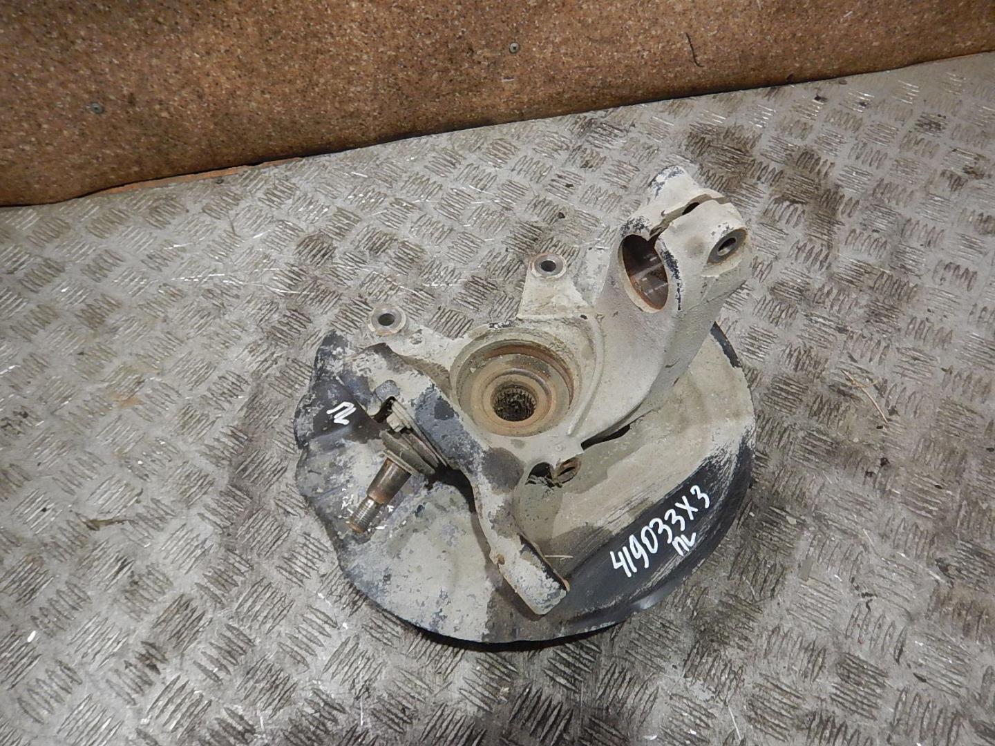 Кулак поворотный передний левый