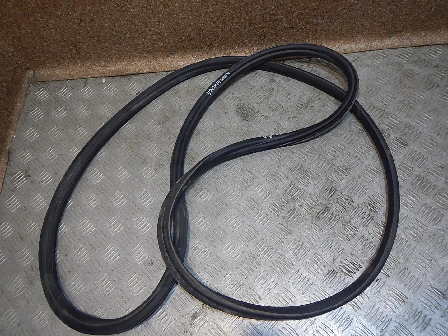 Уплотнитель багажника