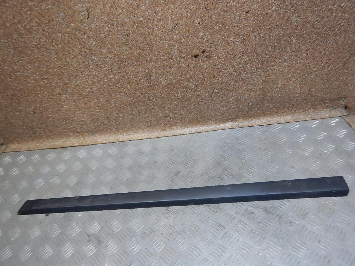 Молдинг передней левой двери