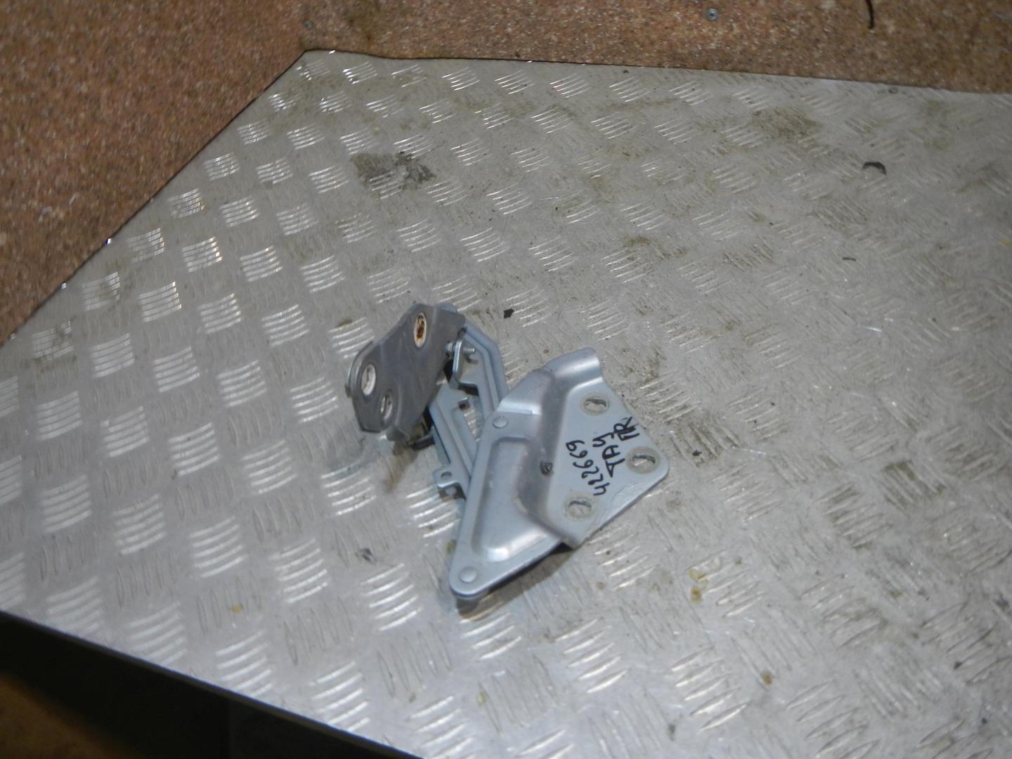 Петля капота правая