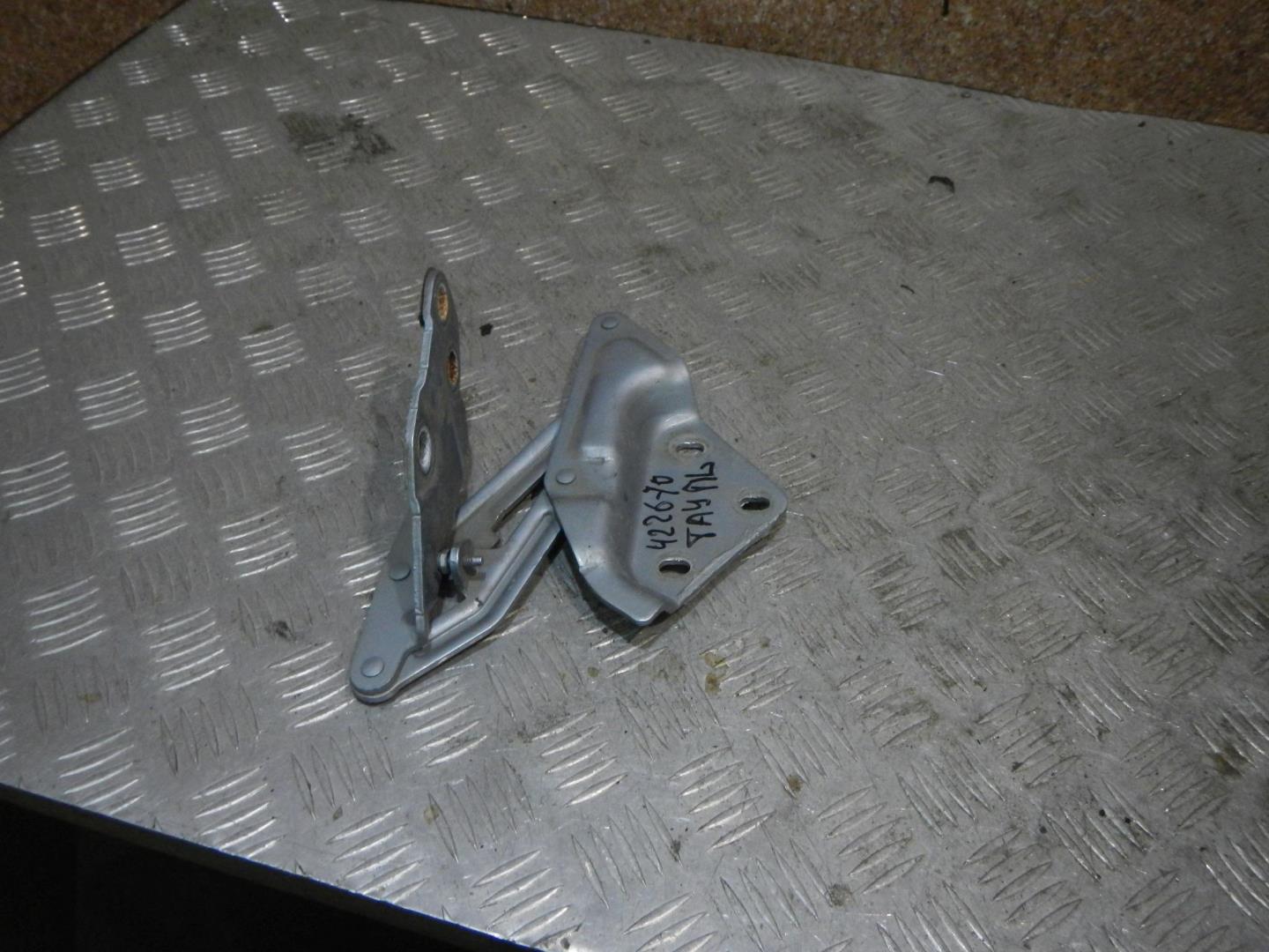 Петля капота левая