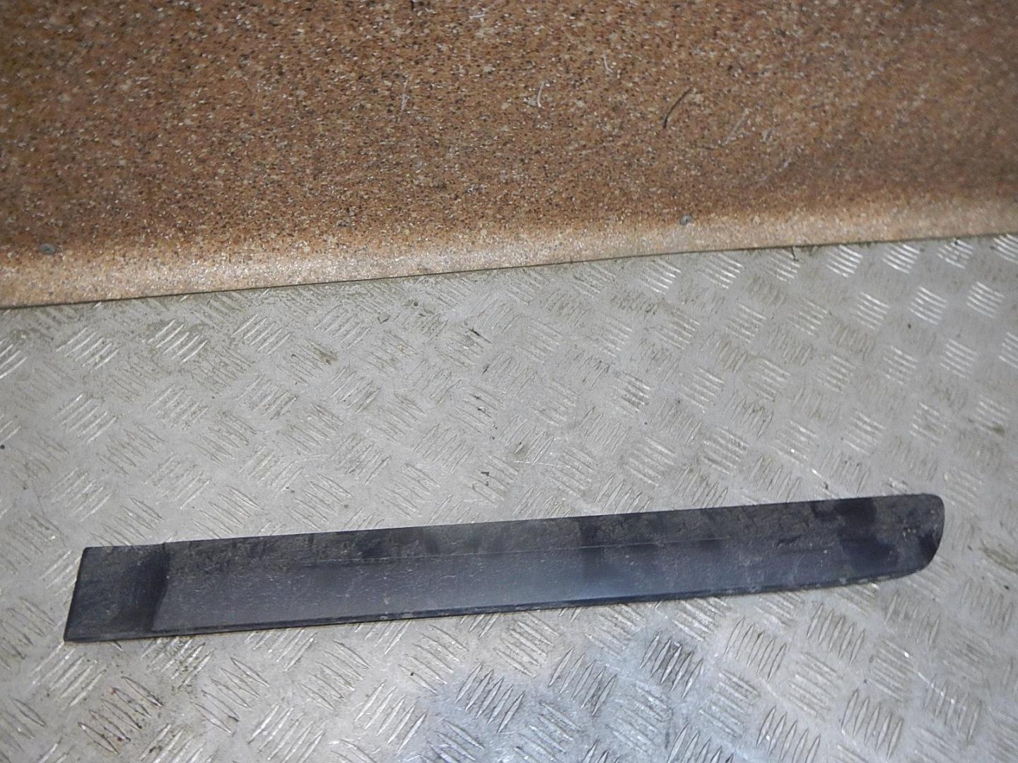 Молдинг задней левой двери