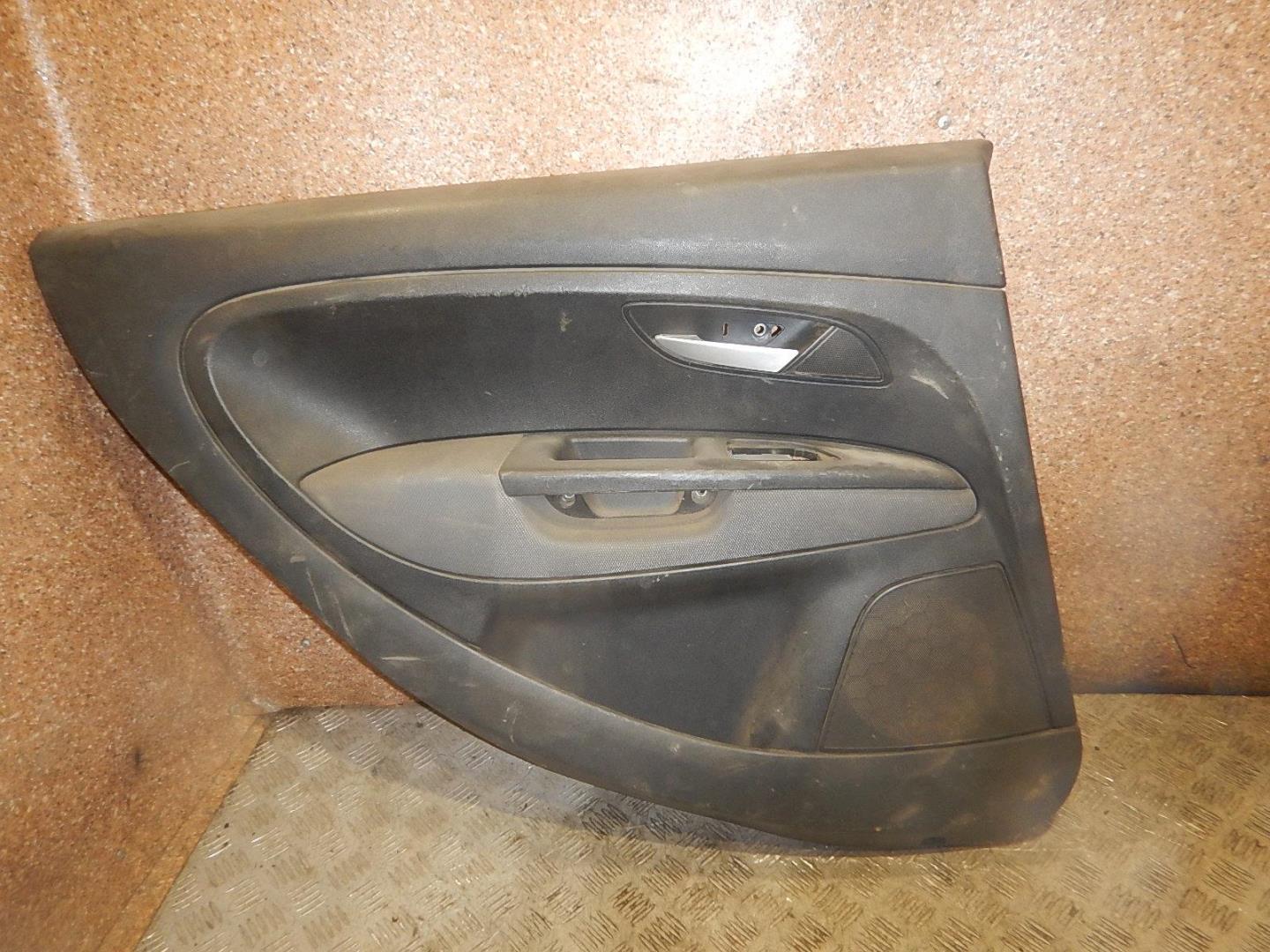 Обшивка двери задней левой