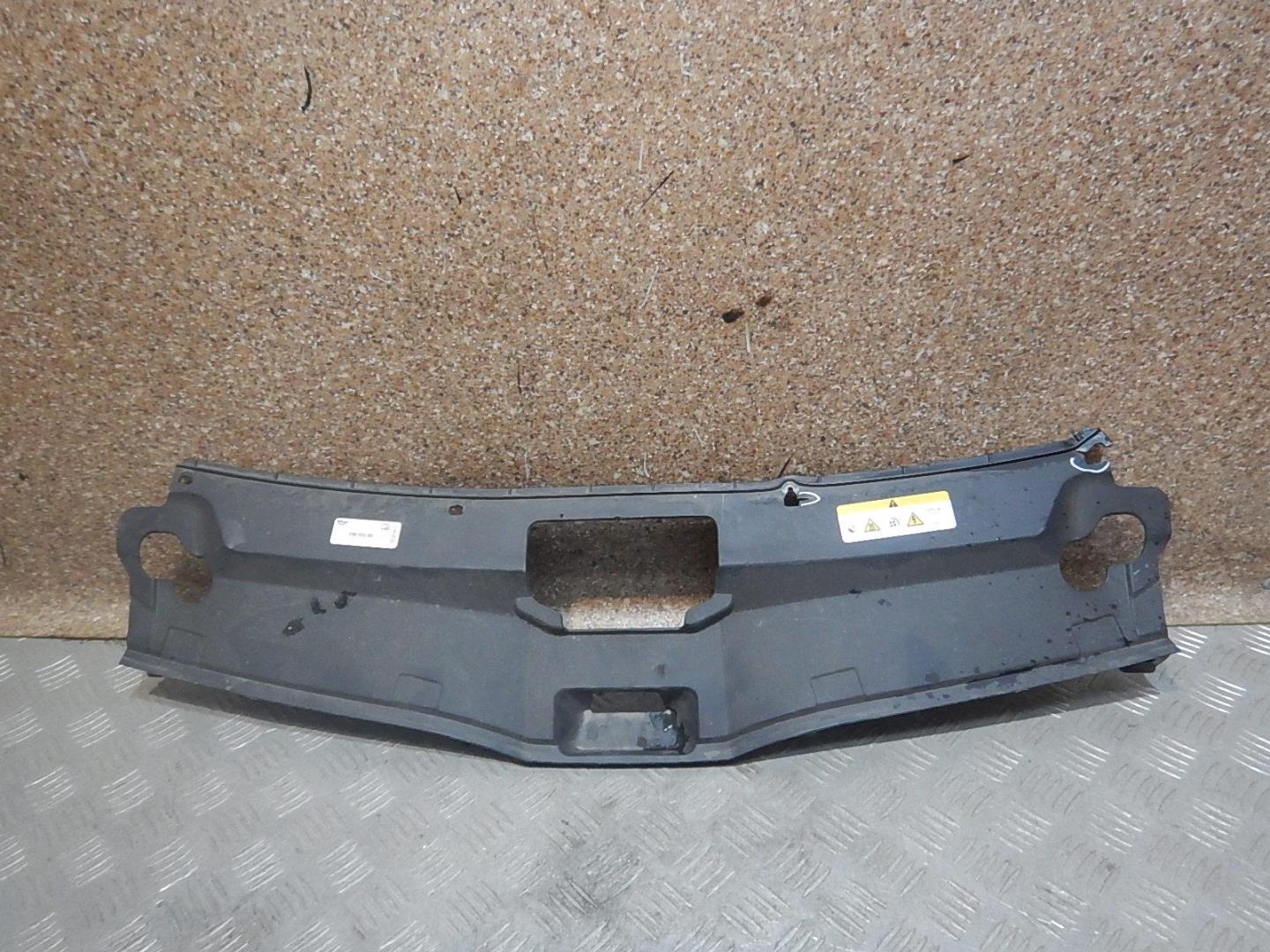 Кожух замка капота