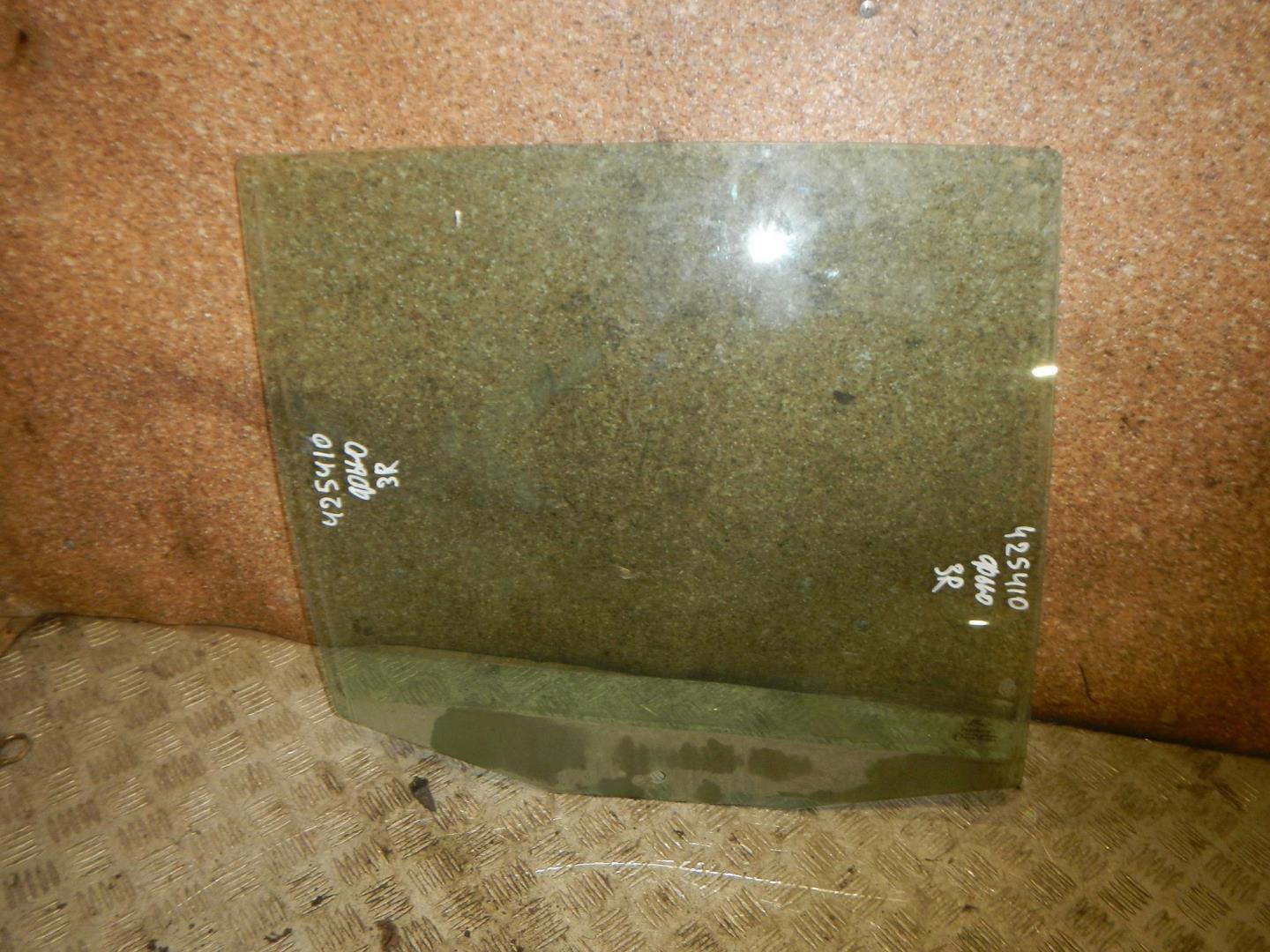 Стекло двери задней правой