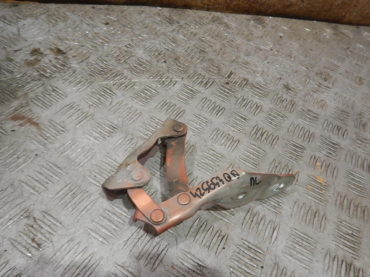 Петля капота левая