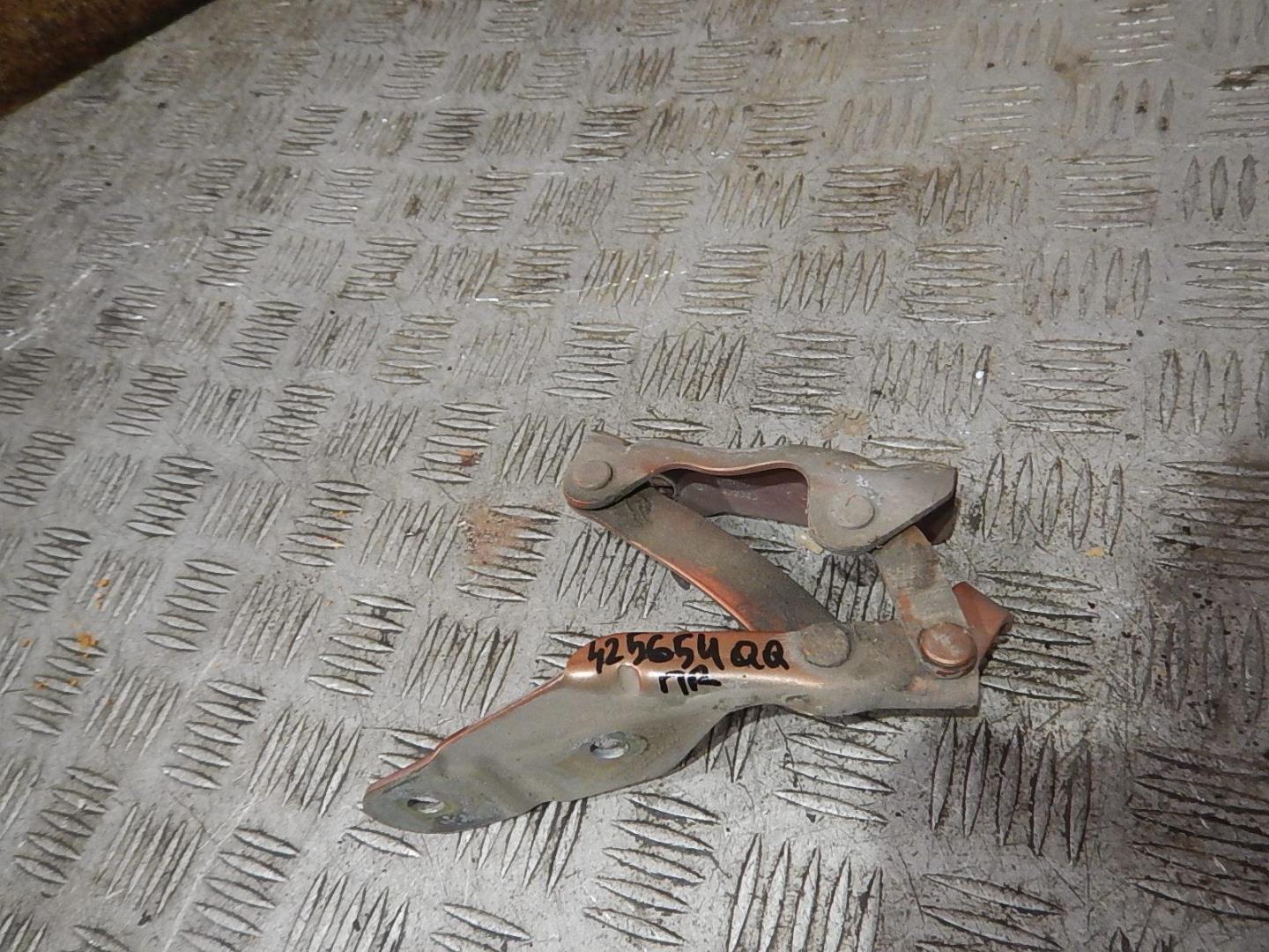 Петля капота правая