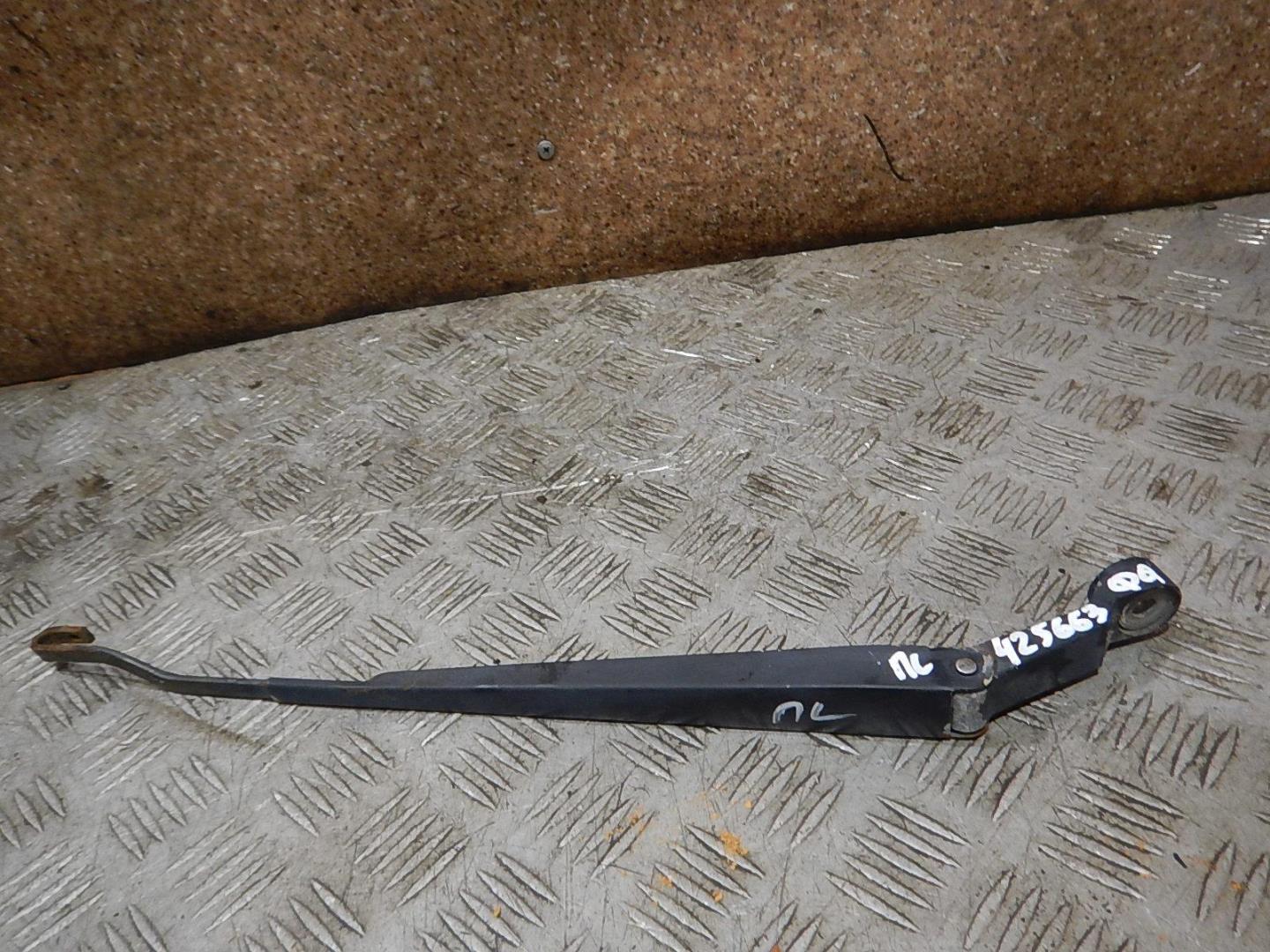 Поводок стеклоочистителя передний левый