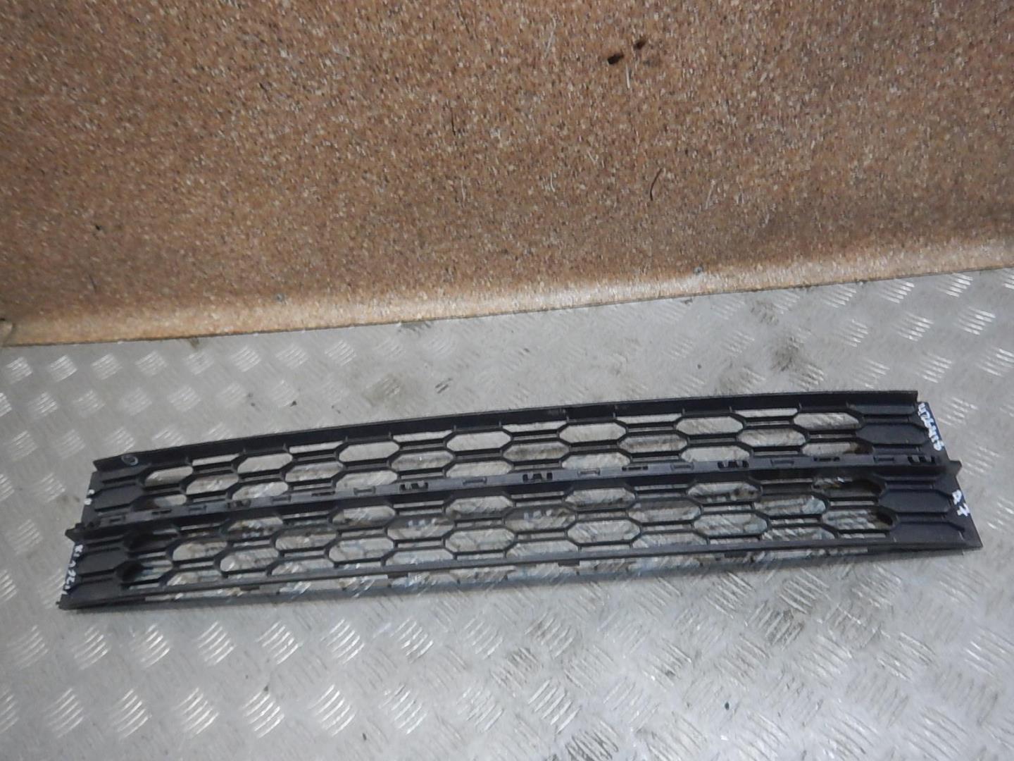 Решетка в бампер центральная