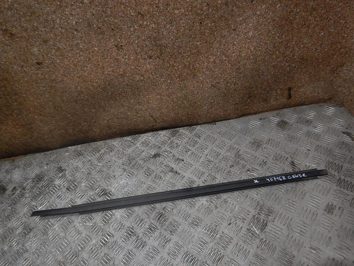 Накладка стекла заднего левого