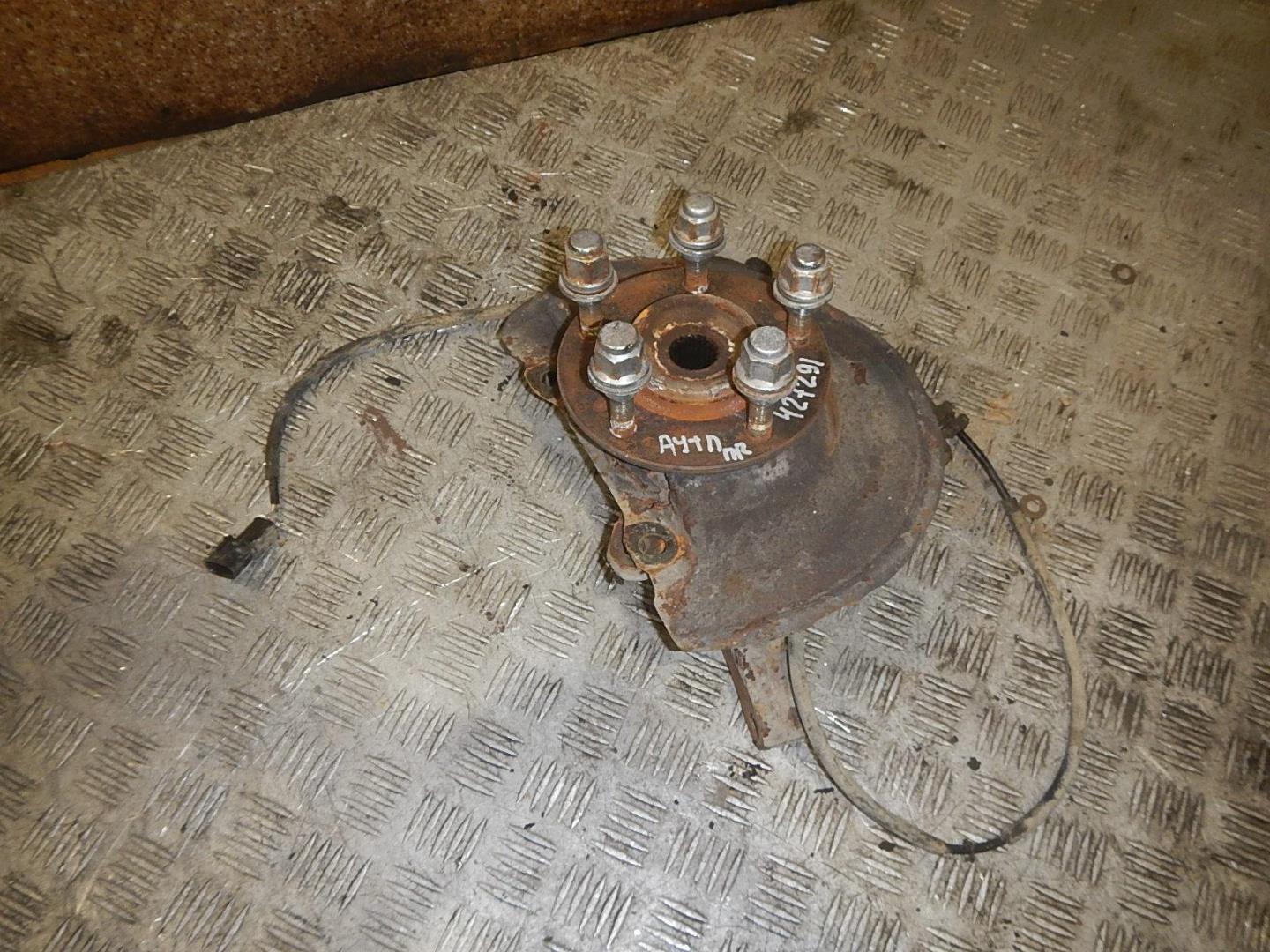 Кулак поворотный передний правый