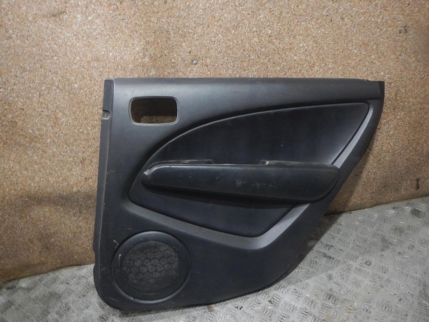 Обшивка двери задней правой