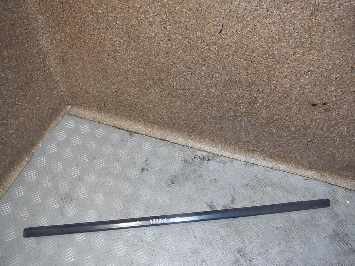 Накладка лобового стекла левая