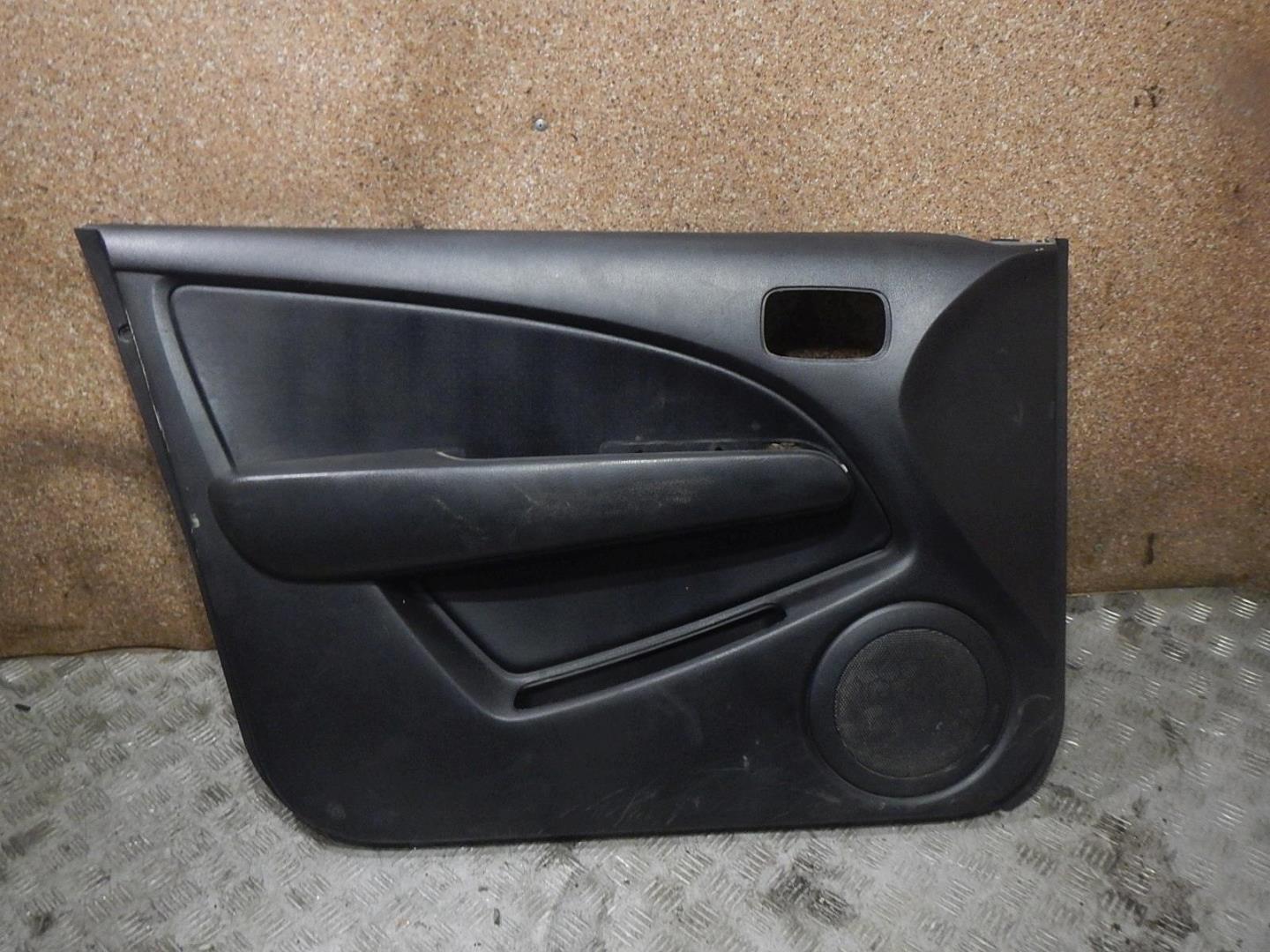 Обшивка двери передней левой