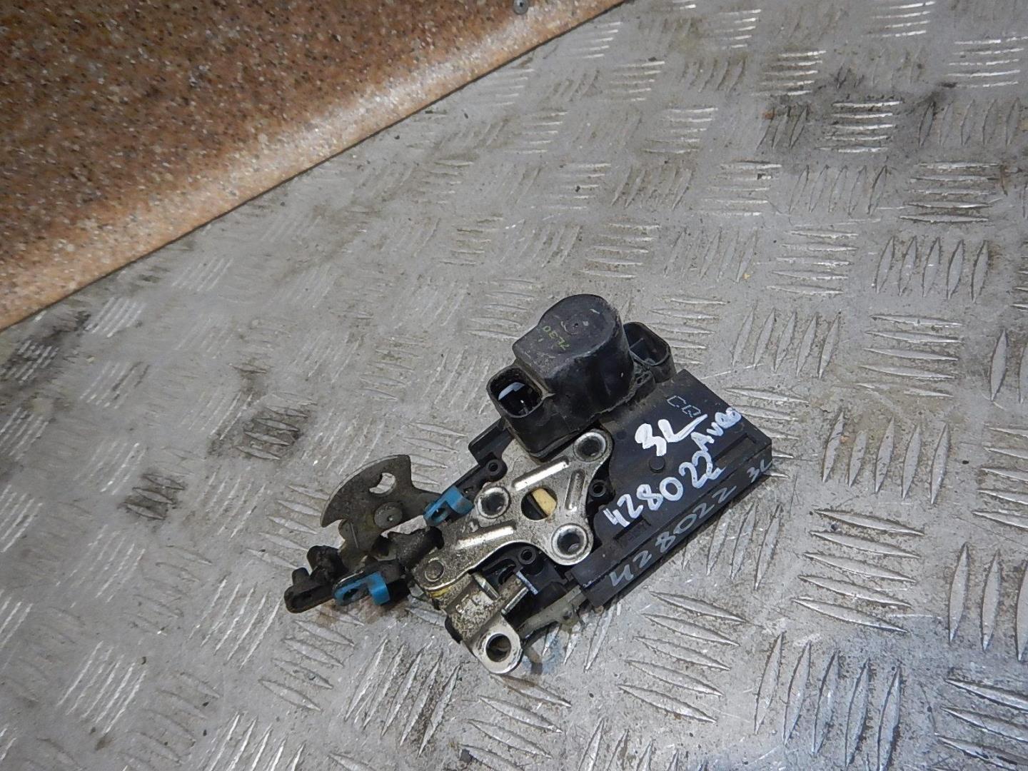 Замок двери задней левой