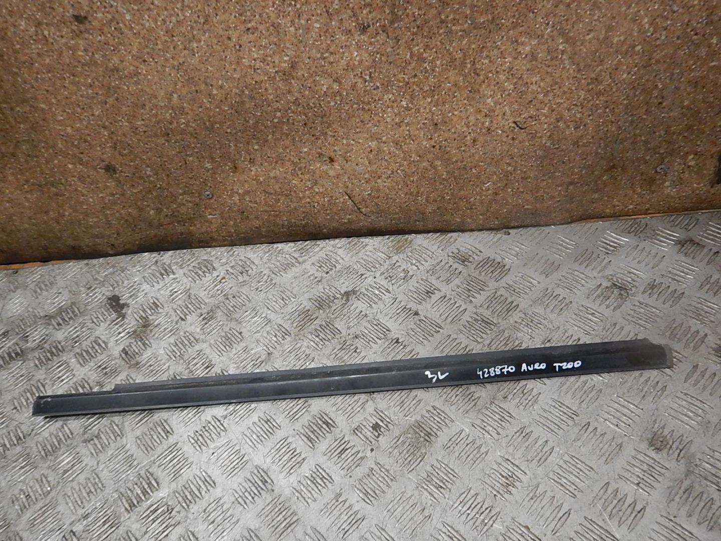 Накладка стекла заднего левого