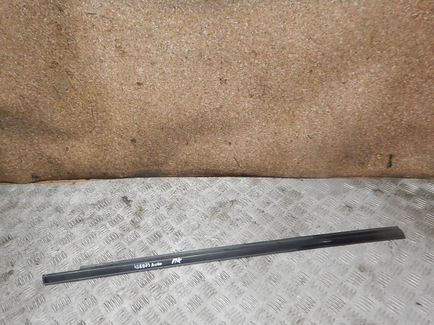 Накладка стекла переднего правого