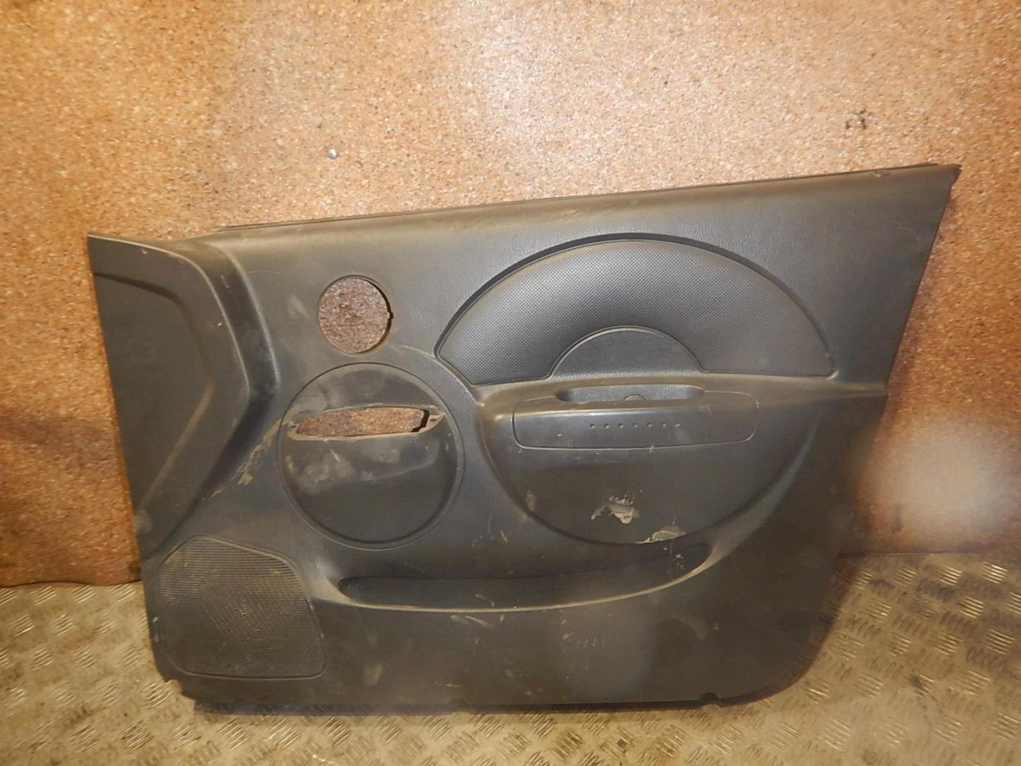 Обшивка двери передней правой