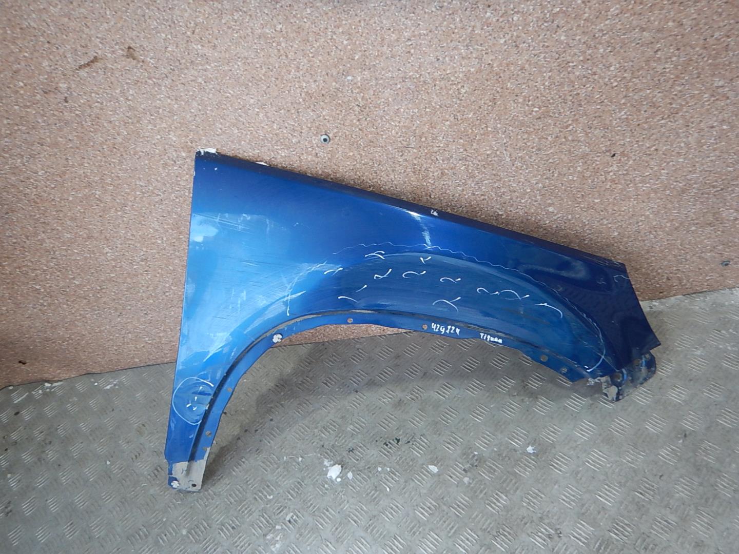 Крыло переднее правое