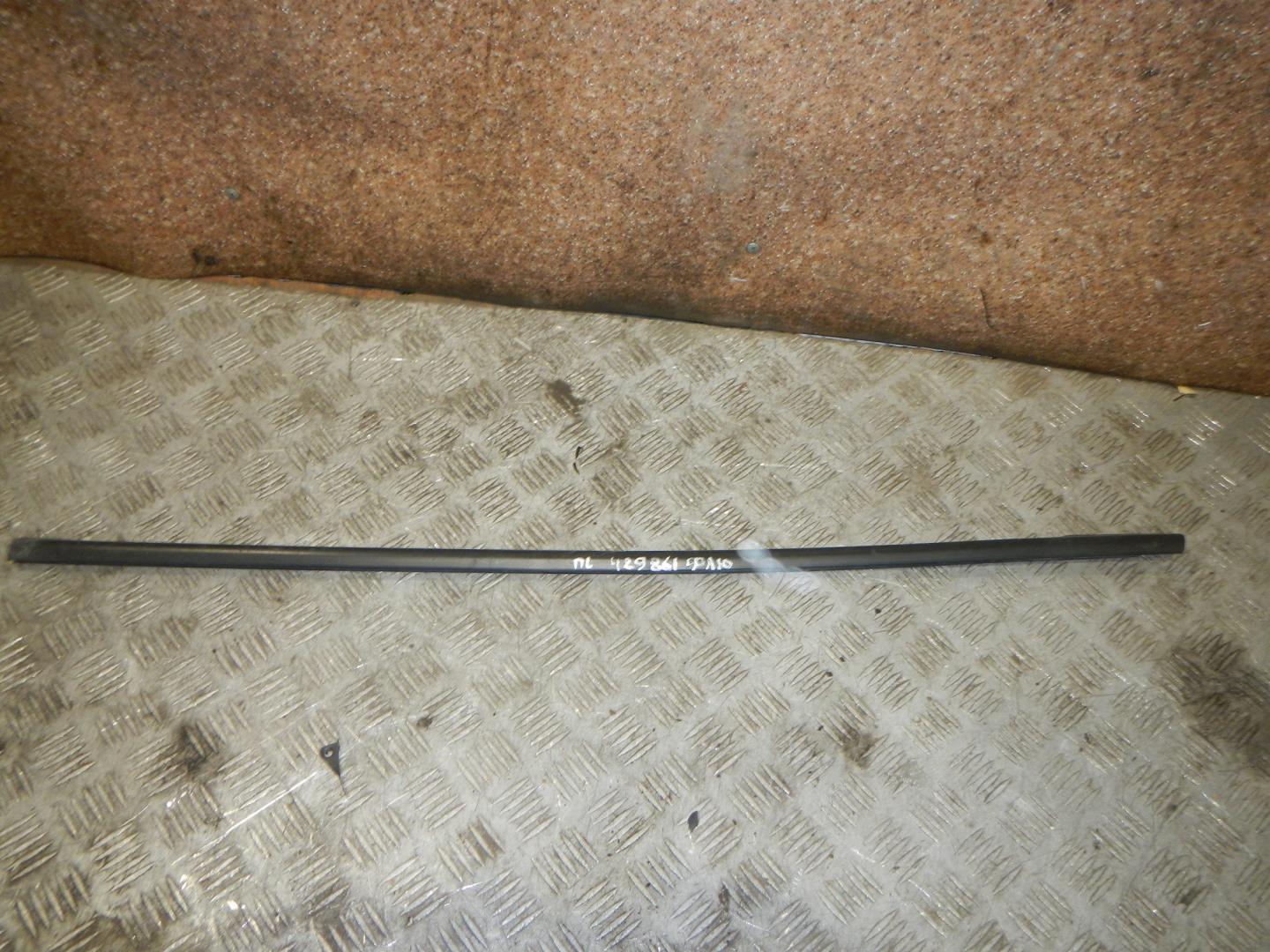 Накладка лобового стекла левая