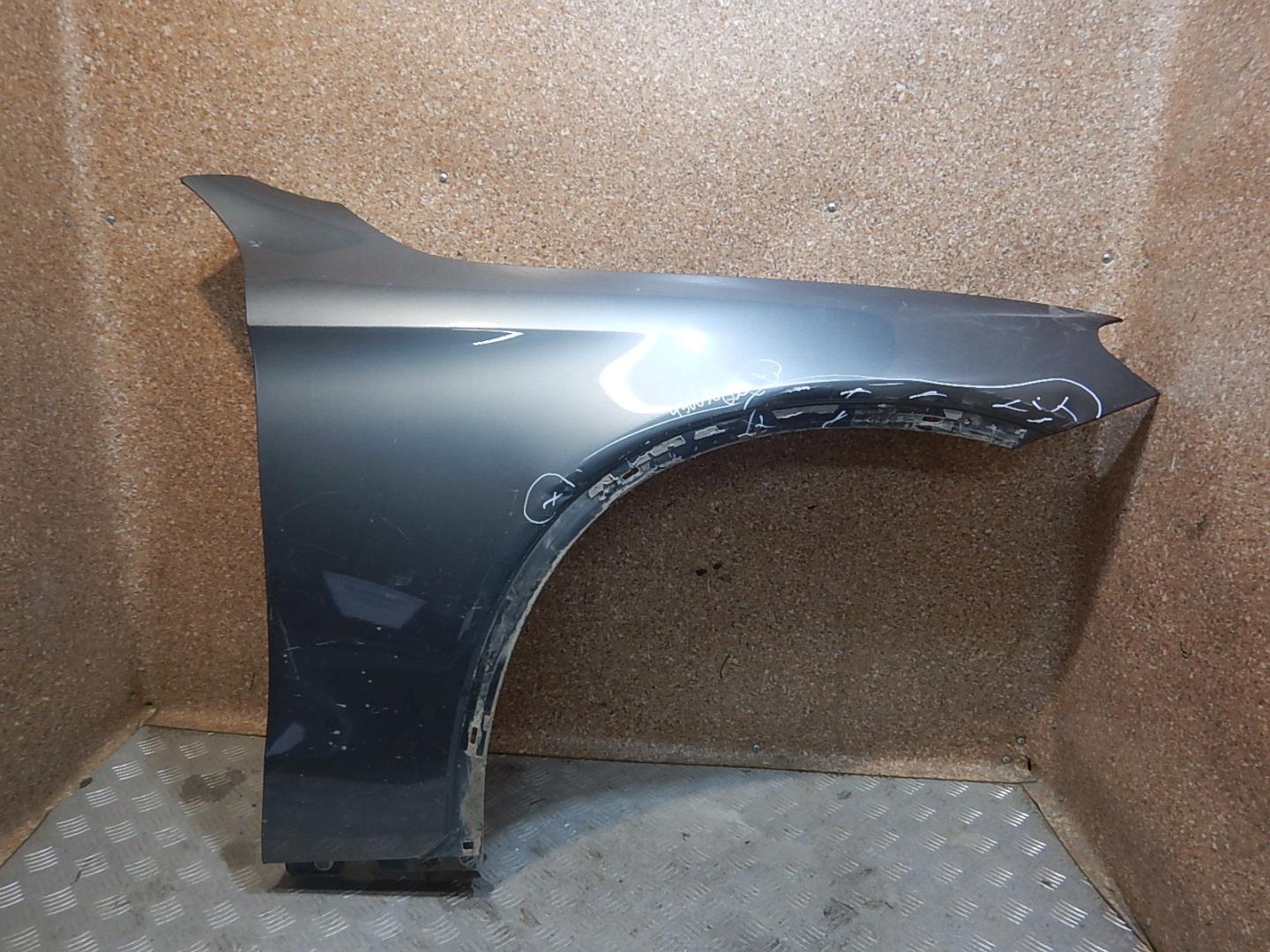 Крыло переднее правое