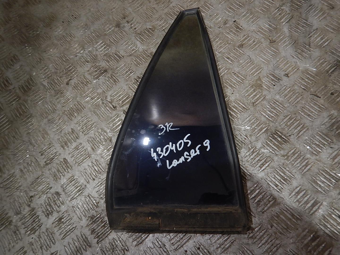 Стекло двери задней правой (форточка)