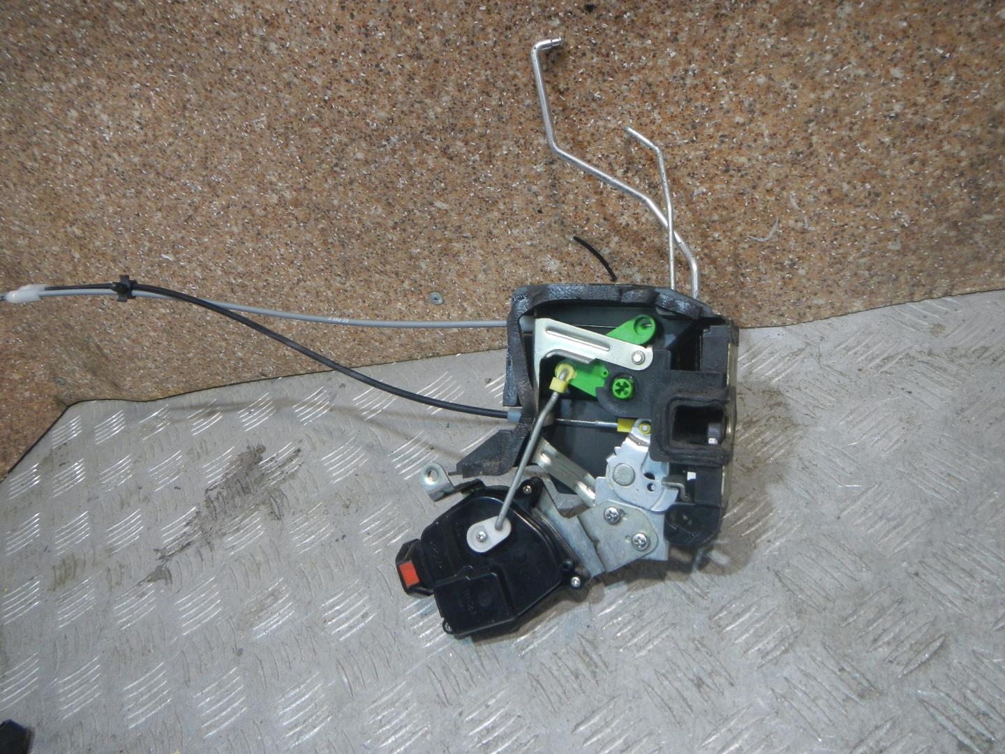 Замок двери передней правой