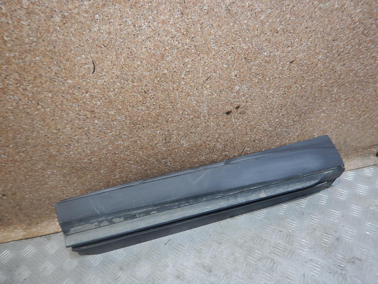 Молдинг задней левой двери