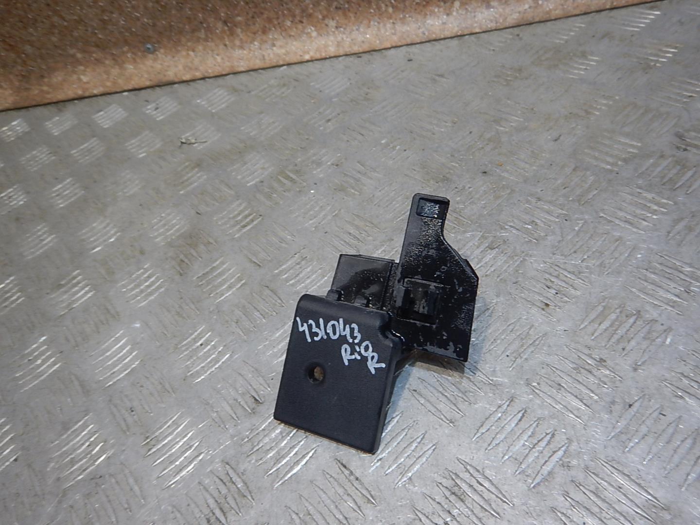 Кронштейн фар правый