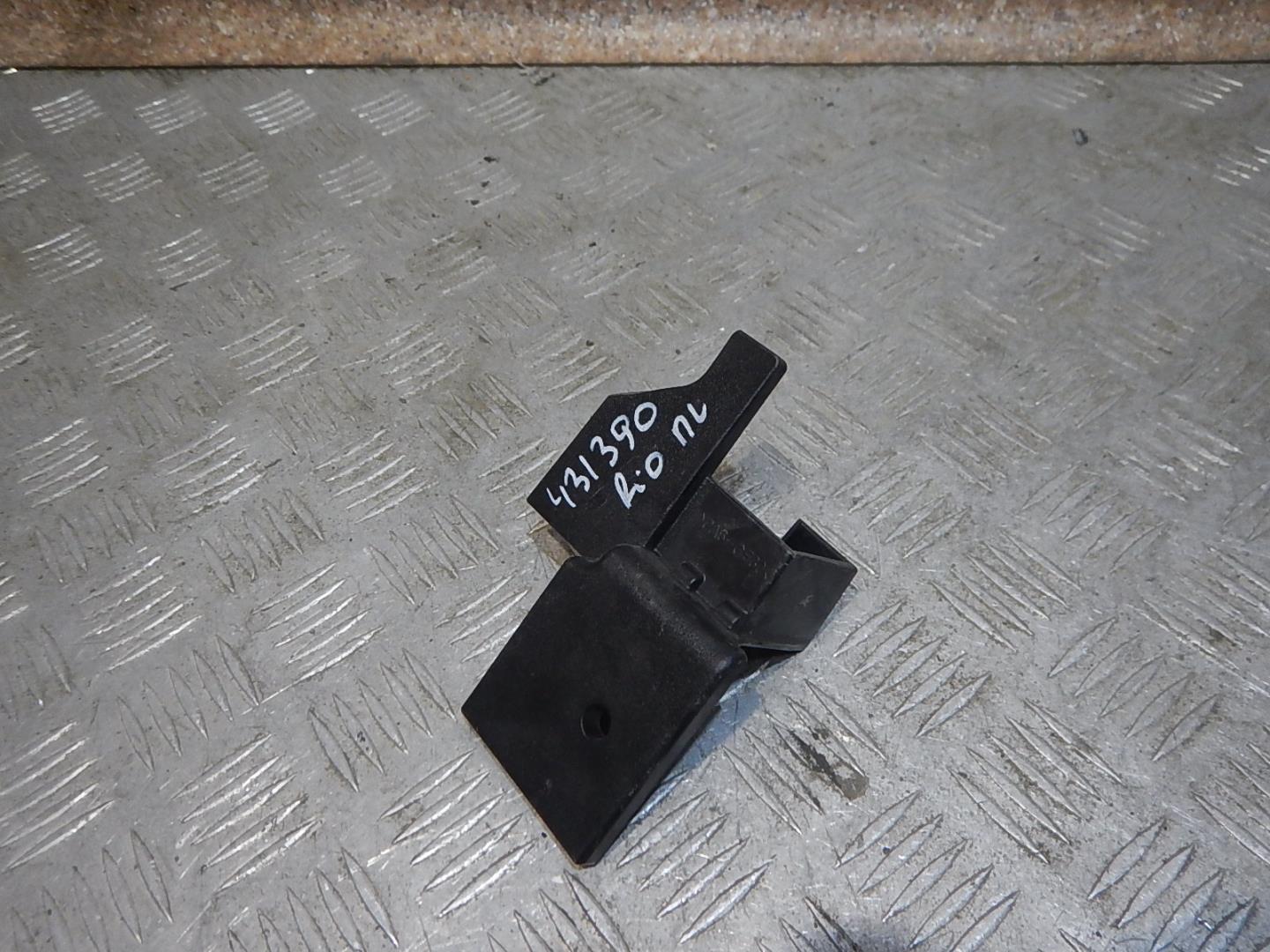 Кронштейн фар левый