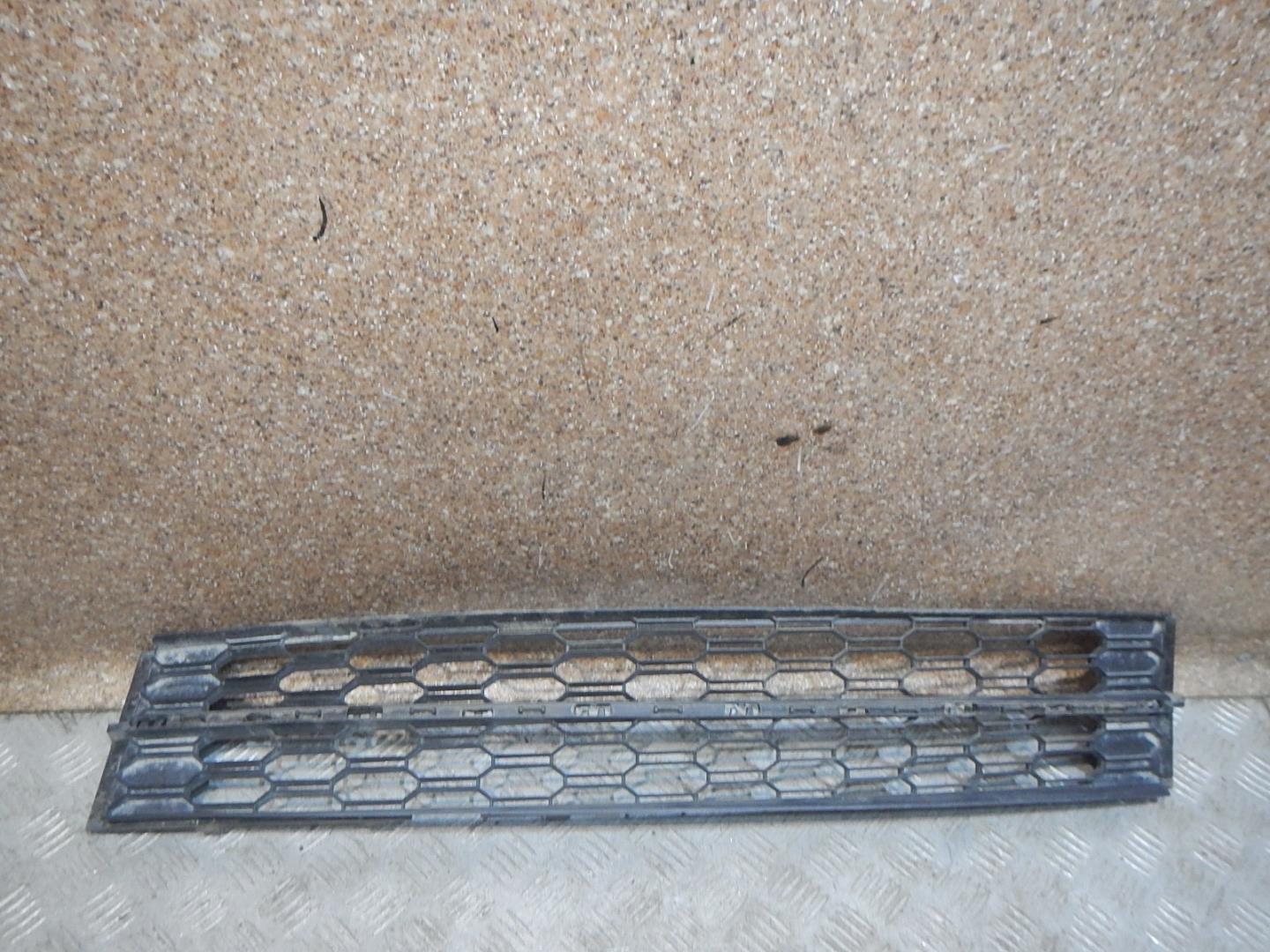 Решетка в бампер центральная