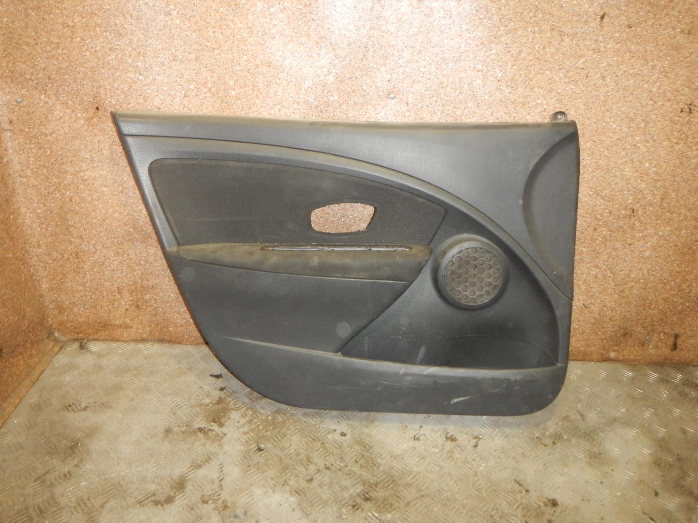Обшивка двери передней левой