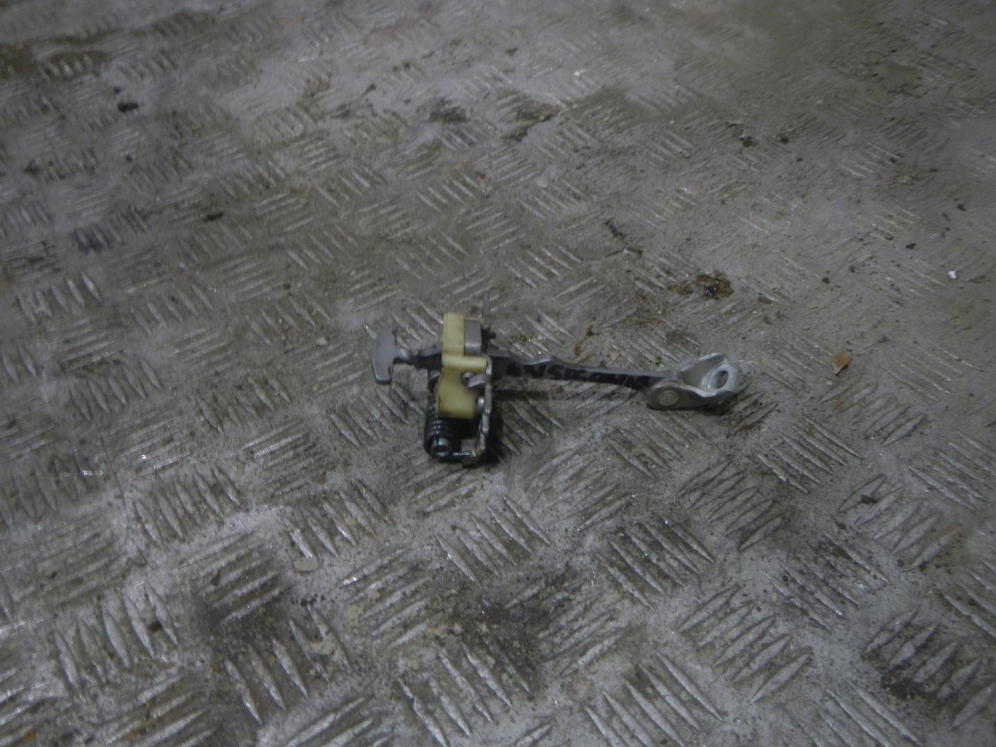 Ограничитель двери