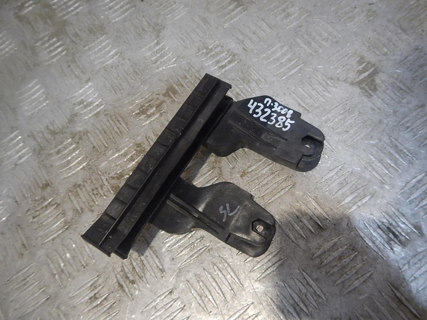 Направляющая стекла двери