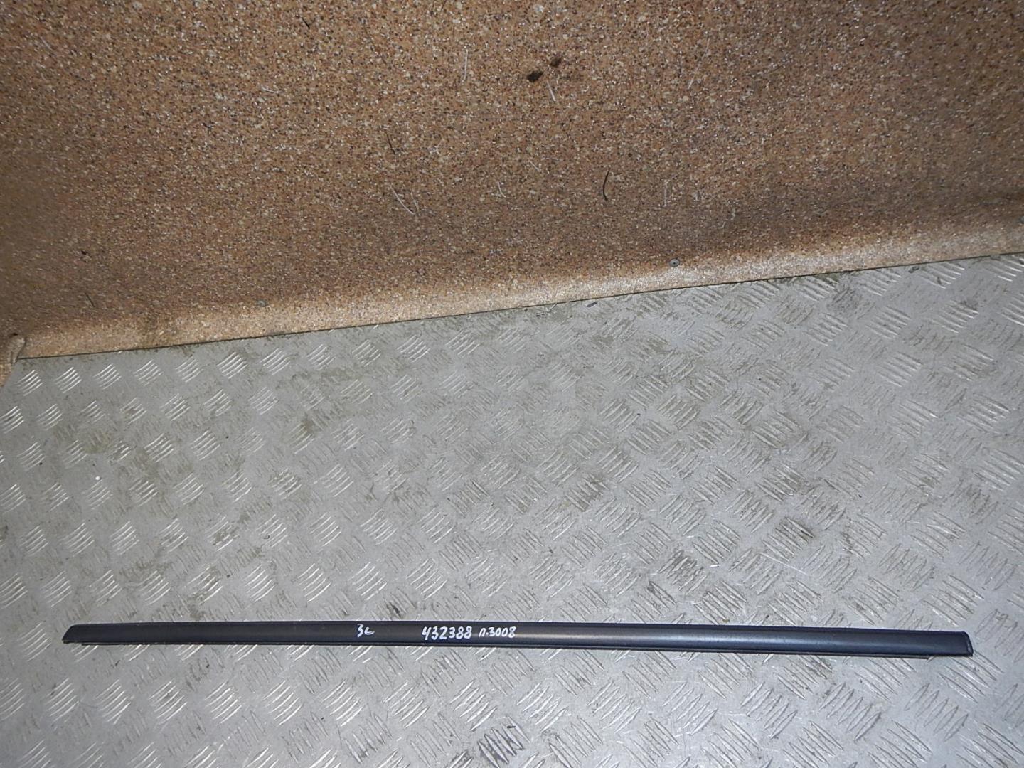 Накладка стекла заднего левого