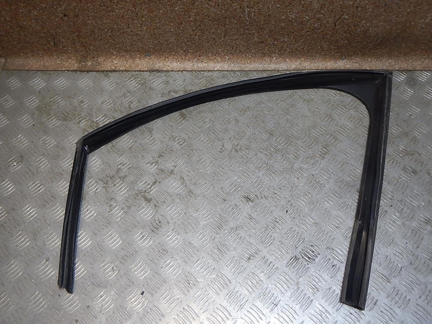 Уплотнитель стекла двери