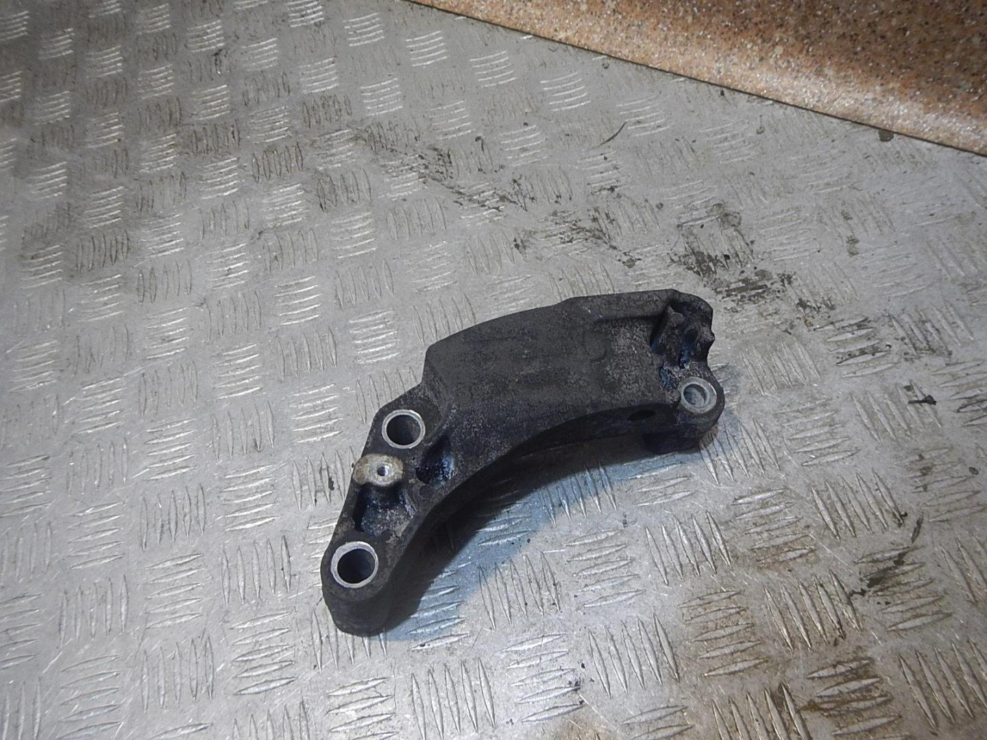 Кронштейн опоры двигателя