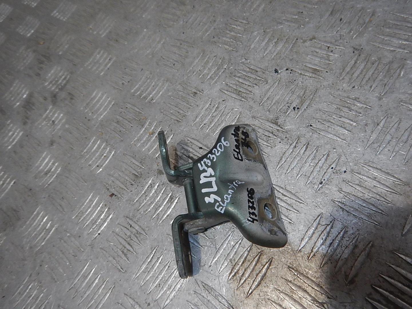 Петля двери задней левой верхняя