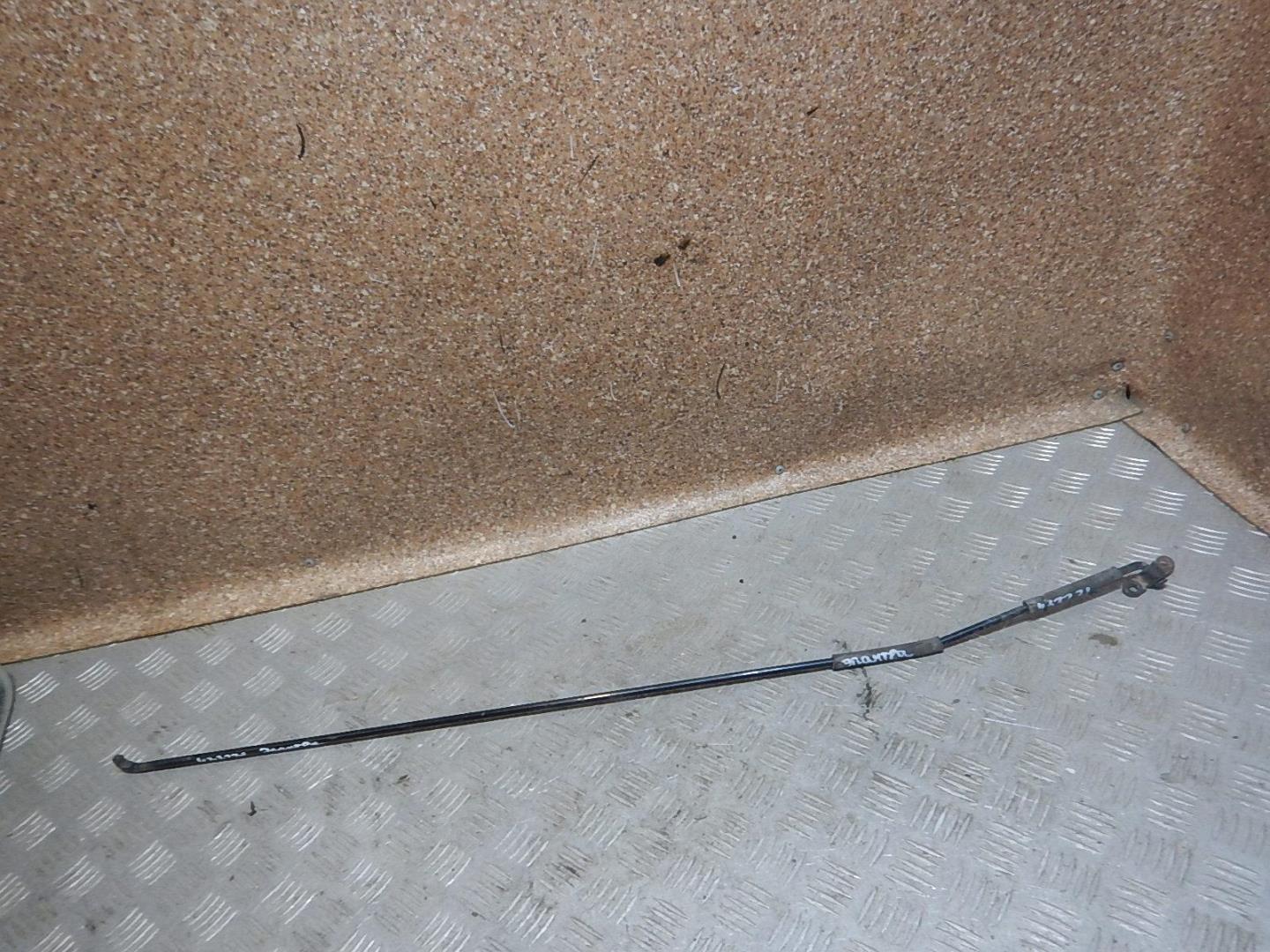 Фиксатор подставки капота