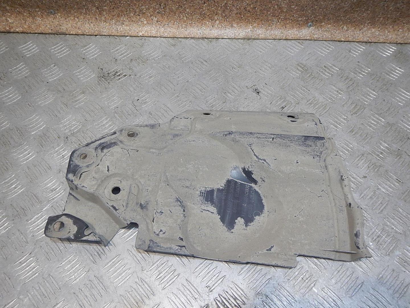 Пыльник двигателя боковой левый