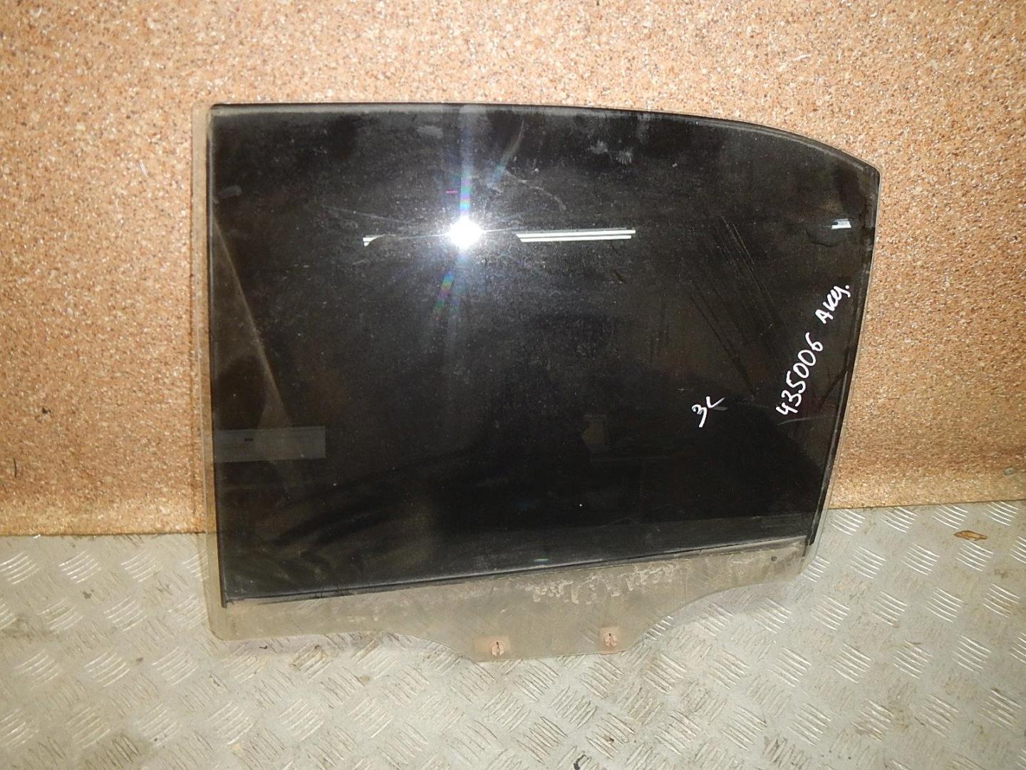 Стекло двери задней левой