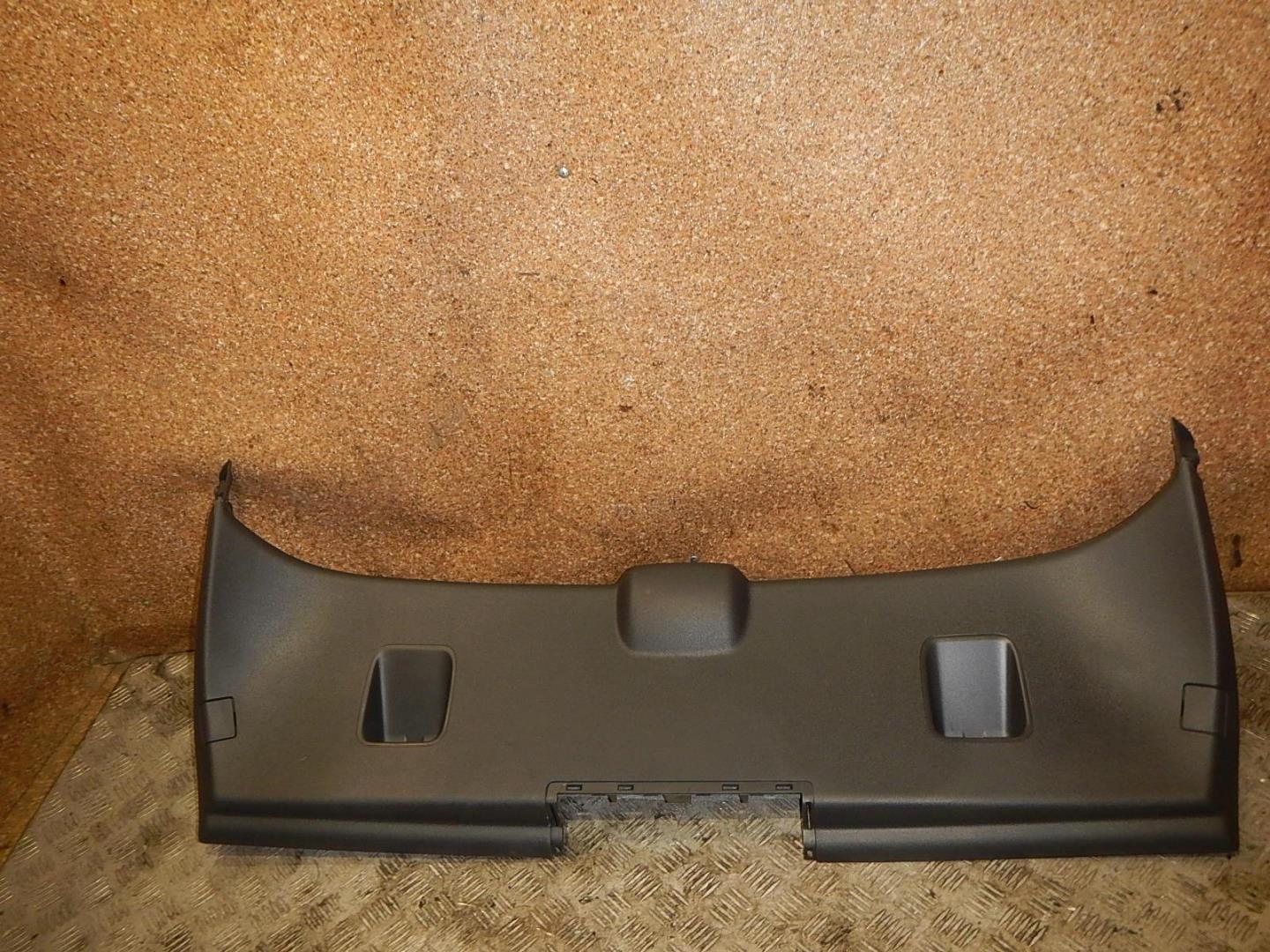 Обшивка двери багажника