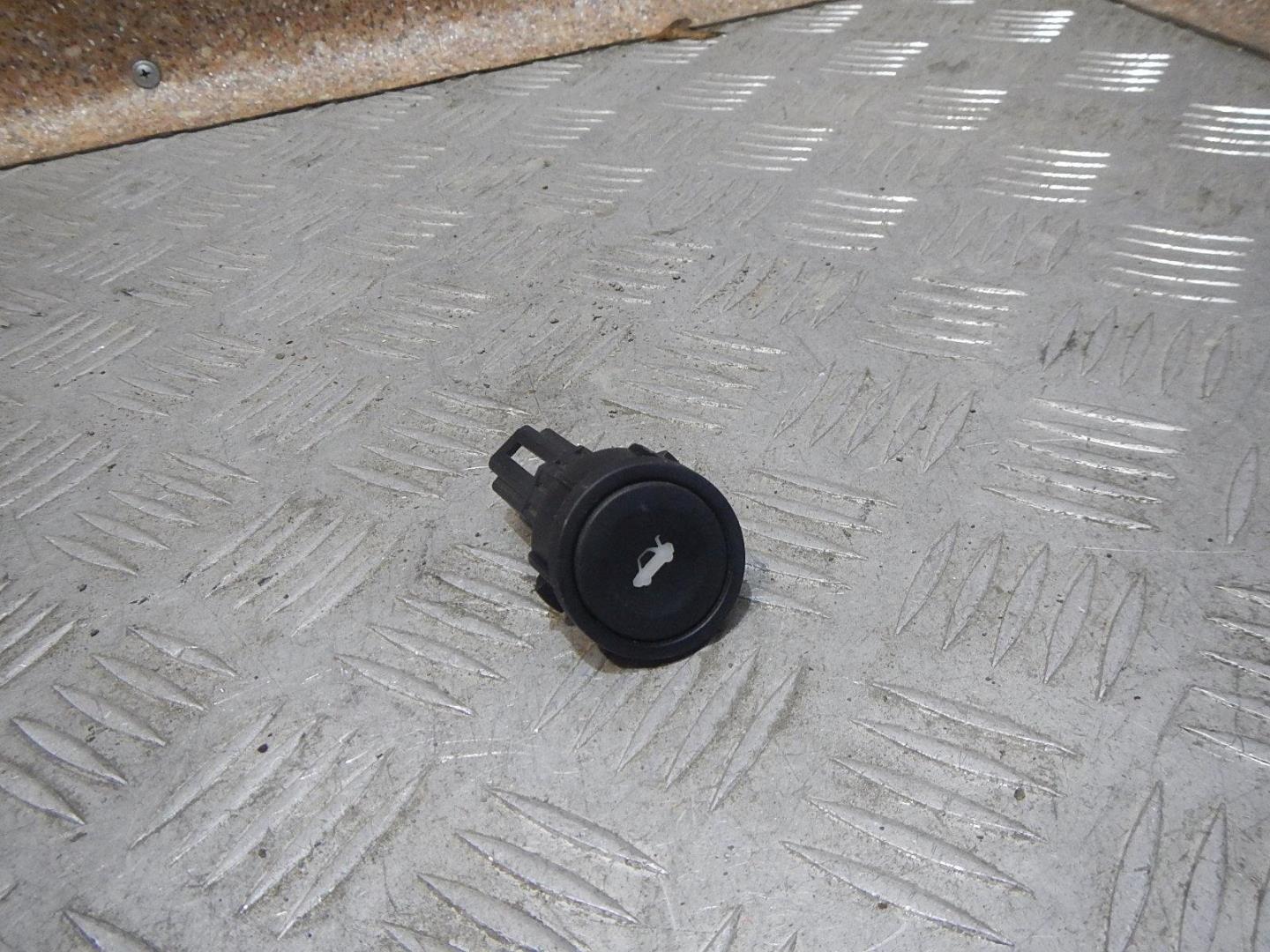 Кнопка открывания багажника