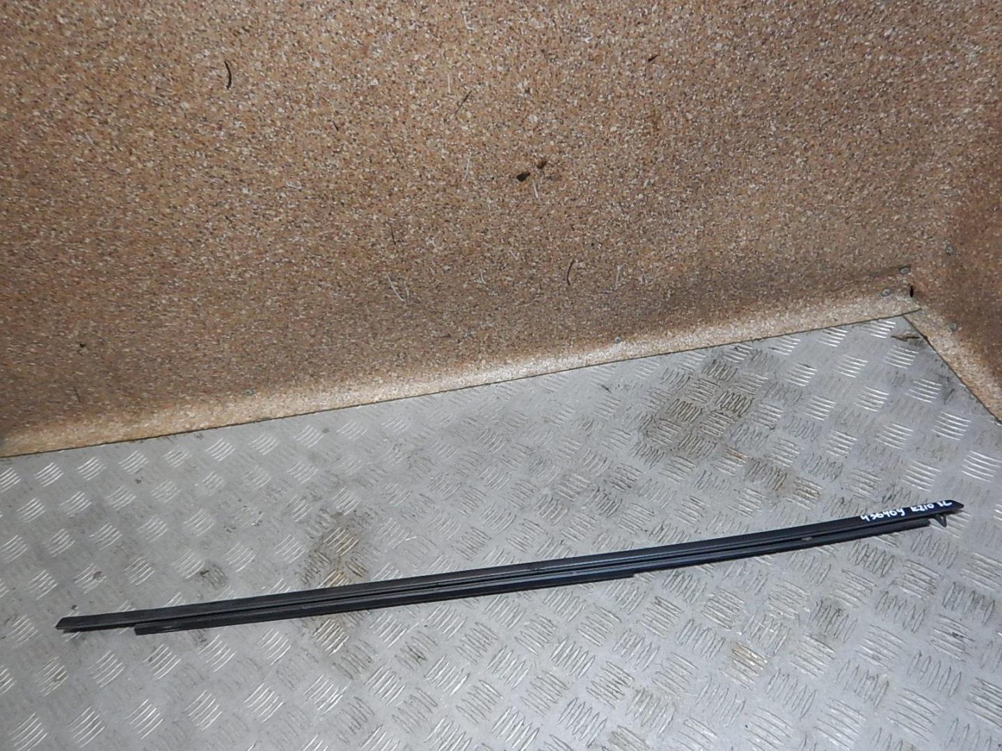 Накладка стекла заднего левого