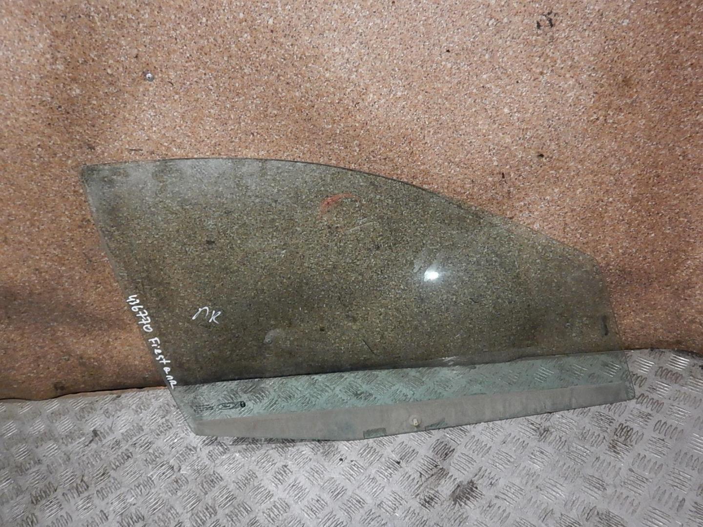 Стекло двери передней правой