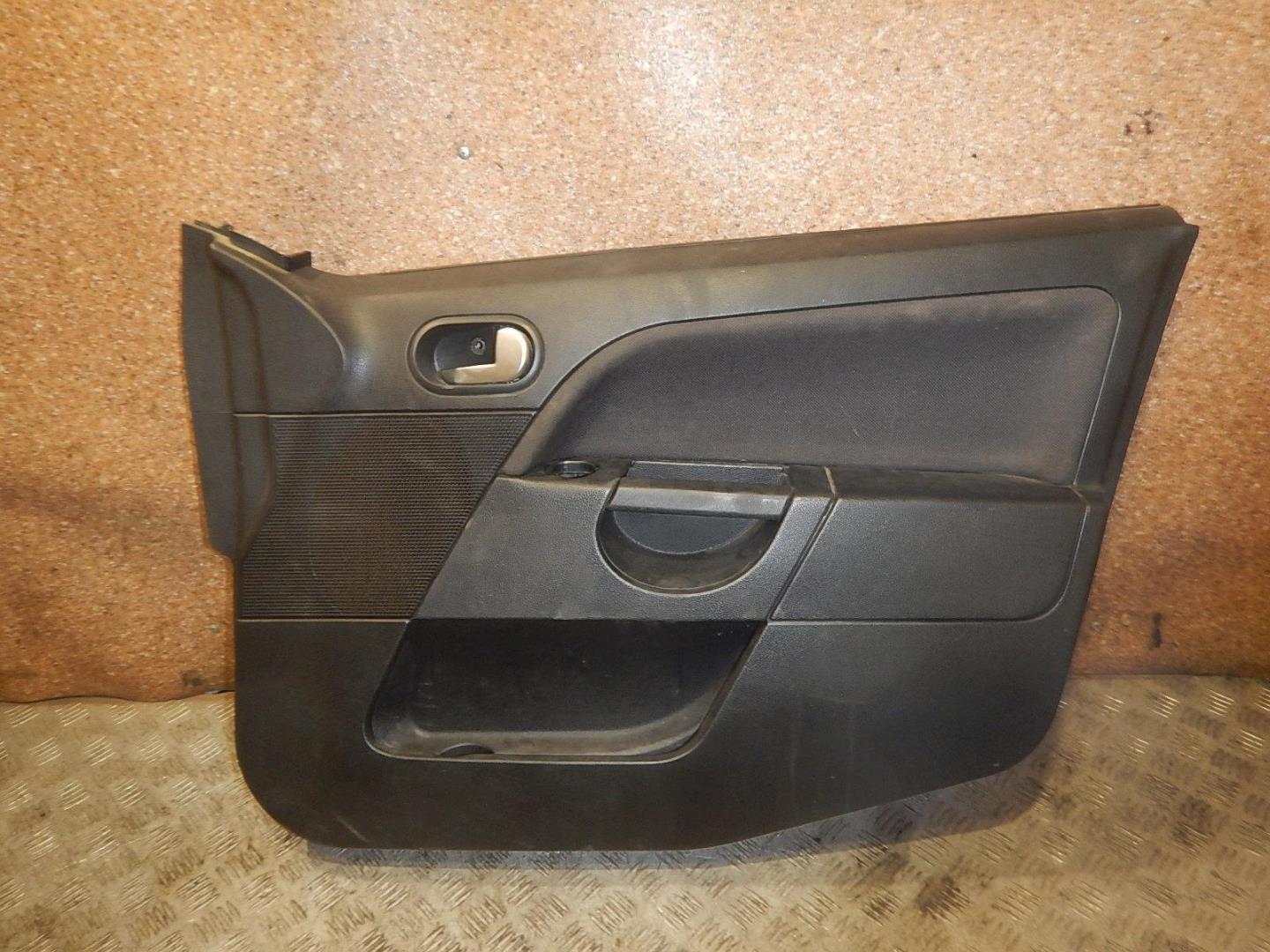 Обшивка двери передней правой