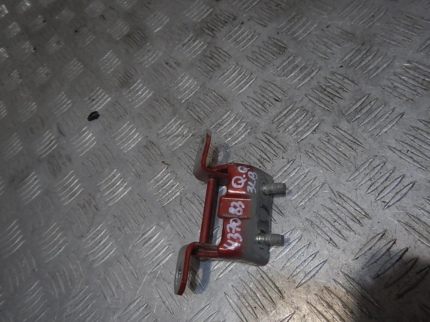 Петля двери задней левой верхняя